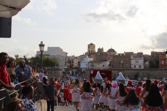 Los 'Chichilones Tiki Aloha' ganan el desfile de carrozas 2022 de Puerto Lumbreras