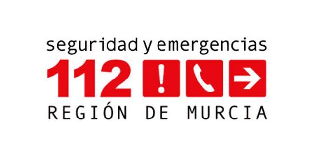Sanitarios atienden y trasladan a un hombre con quemaduras al caer en una hoguera en el Esparragal