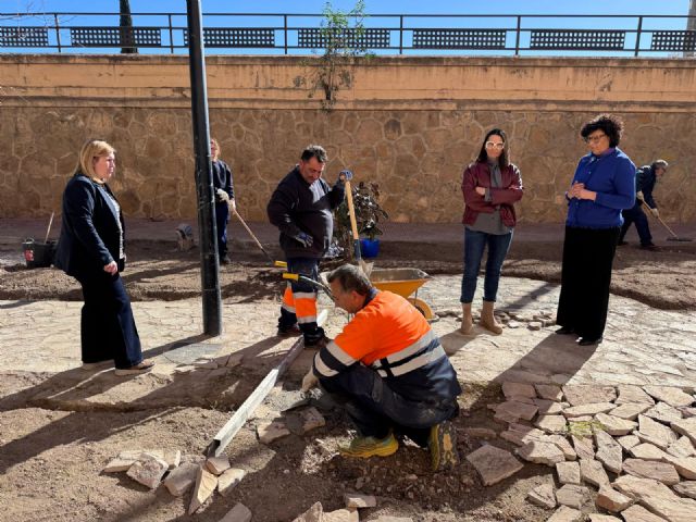 El Ayuntamiento de Puerto Lumbreras inicia los trabajos de renovación del jardín junto al Centro Cultural y la Biblioteca Municipal
