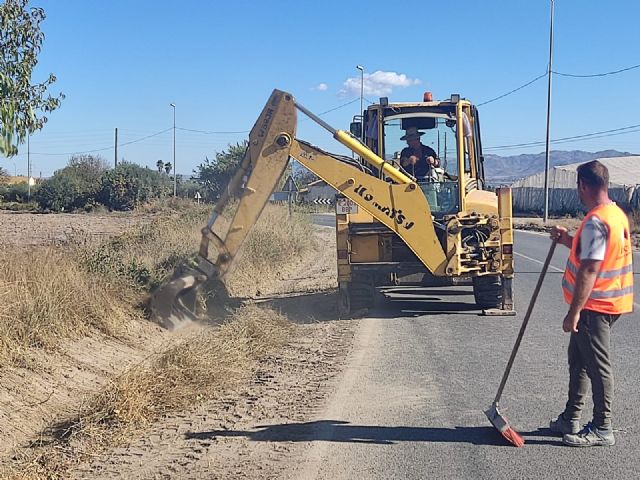 El Gobierno regional acomete trabajos de reparación y mejora de cunetas en la carretera RM-D16 que conecta el núcleo urbano con la pedanía de La Estación-El Esparragal