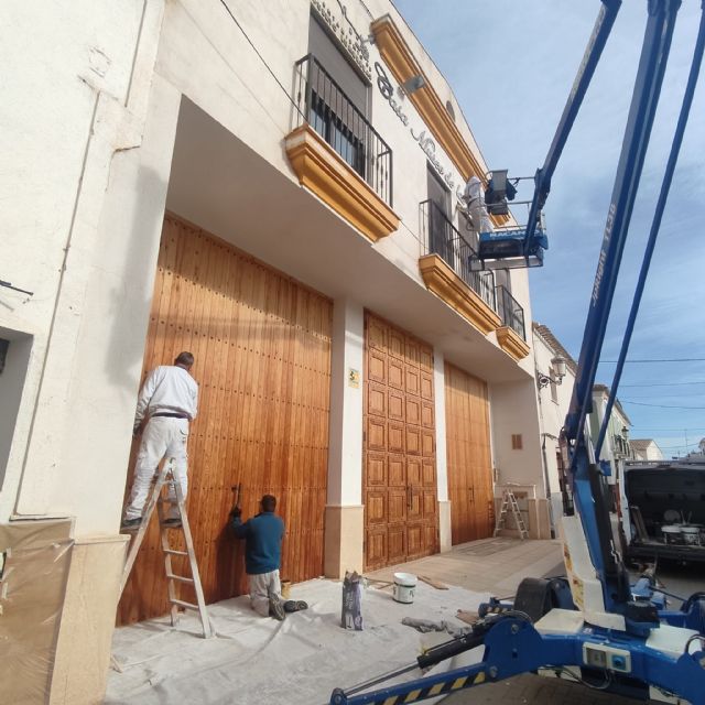 El Ayuntamiento y el Cabildo de Cofradías Pasionarias de Puerto Lumbreras pintan la Casa Museo de las Cofradías