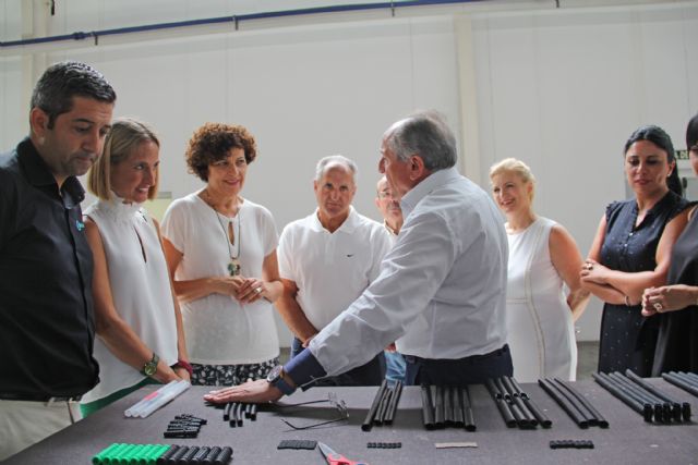 La Alcaldesa y la directora general de Energía visitan la empresa Extruline Systems