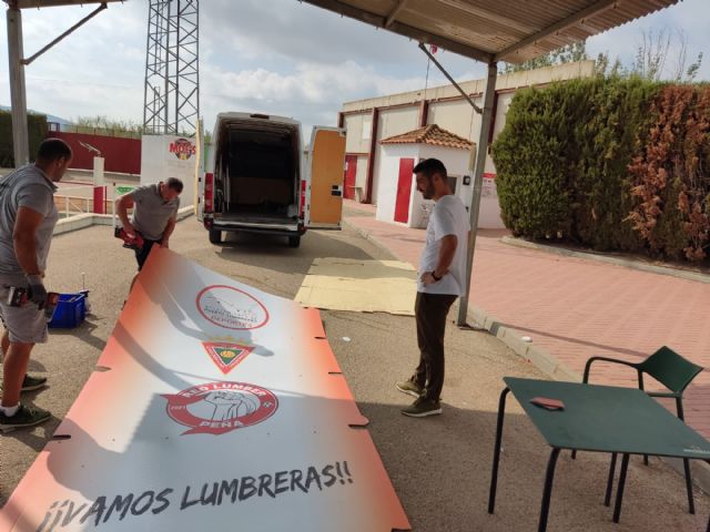 El Ayuntamiento sustituye el policarbonato y metacrilato de los banquillos y del acceso al vestuario del Campo de Fútbol Municipal