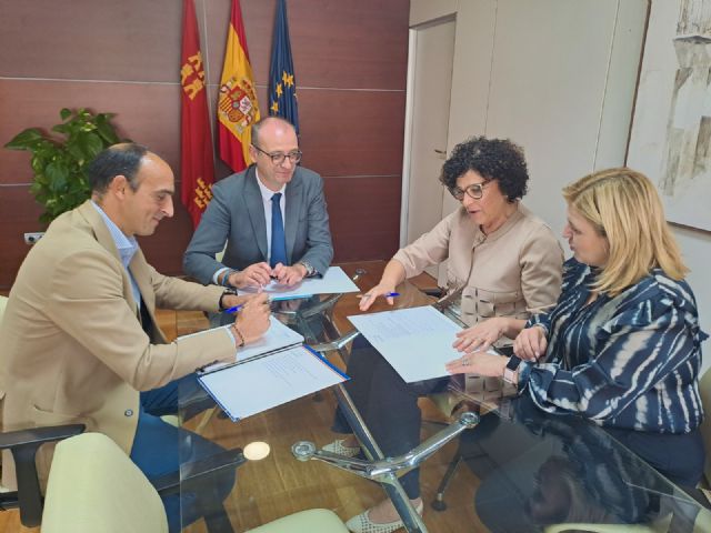 La alcaldesa de Puerto Lumbreras y el consejero de Educación se reúnen para tratar las necesidades educativas del municipio