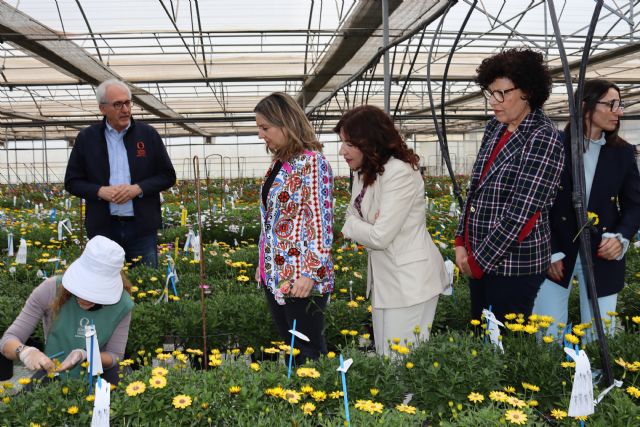 La consejera de Política Social y la alcaldesa de Puerto Lumbreras visitan la empresa Dümmen Orange que cuenta con un 80 por ciento de mujeres en plantilla
