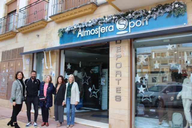 La ganadora de la campaña 'El Roce hace el cariño' disfruta de su compra contrarreloj de 1.000 euros entre los comercios de Puerto Lumbreras