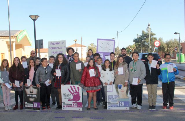El Ayuntamiento pinta mensajes de repulsa contra la violencia de género en los accesos a los colegios públicos