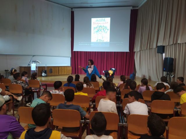 Más de trescientos escolares de Educación Infantil y Primaria visitarán, esta semana, la Biblioteca Municipal para conocer su funcionamiento y disfrutar de un cuentacuentos