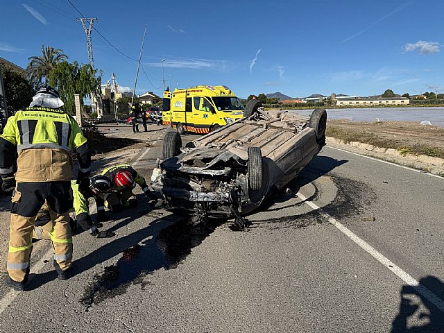 Tres heridos al volcar un vehículo en la carretera RM-D16 en Puerto Lumbreras