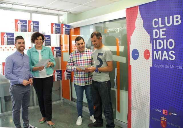 La Alcaldesa y el director general de Juventud presentan el programa regional 'Club de idiomas' que facilita la obtención del certificado de inglés B1