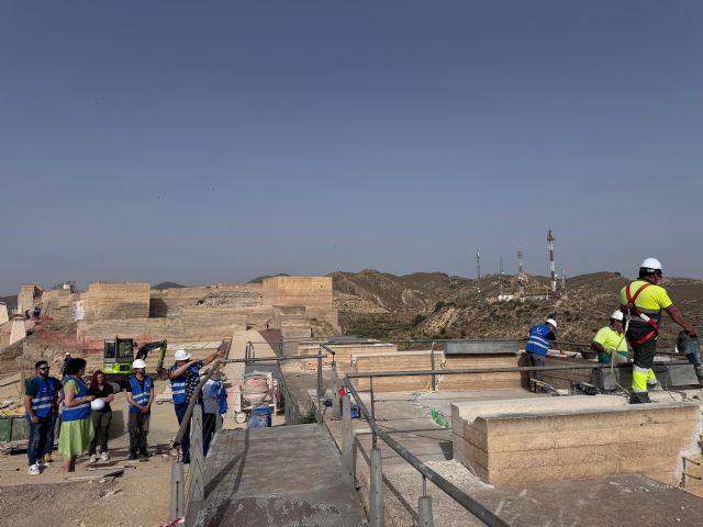 La alcaldesa de Puerto Lumbreras visita los trabajos de rehabilitación que se están ejecutando en el Castillo de Nogalte