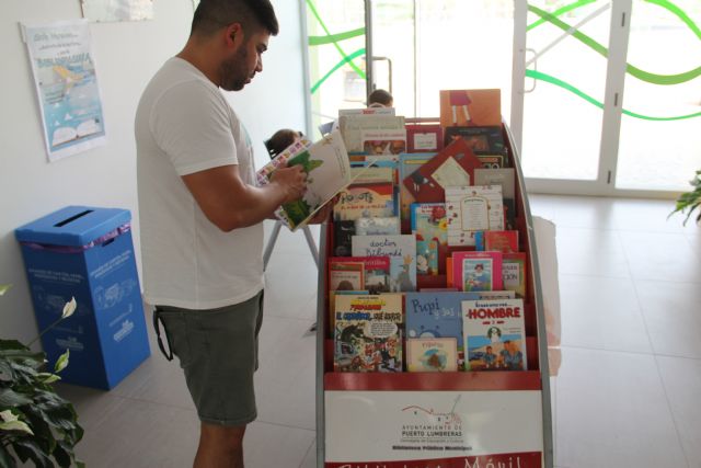 Mayores y pequeños disfrutan de la lectura en época estival gracias a la 'Bibliopiscina'