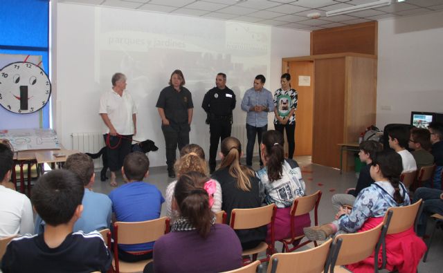 El Ayuntamiento lanza una campaña de concienciación sobre el cuidado de los animales domésticos en los colegios del municipio