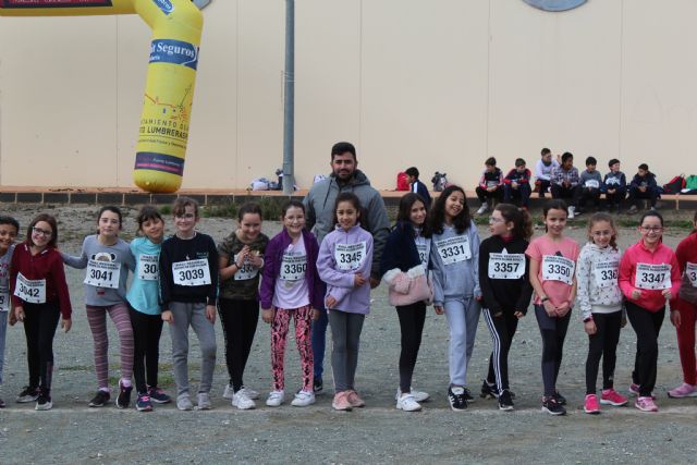 Casi 400 alumnos participan en la jornada de cross escolar local