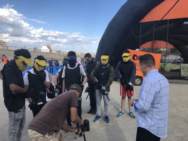 Los jóvenes practican 'paintball' en Puerto Lumbreras a través del programa 'Dicho y hecho'