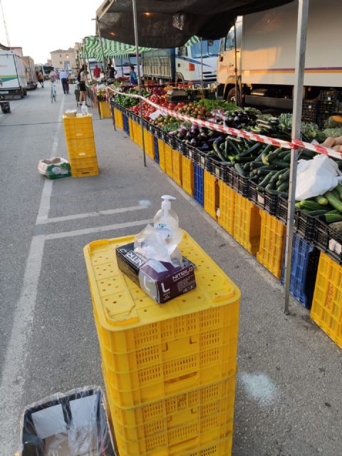 El Ayuntamiento distribuye en los mercados una normativa  para garantizar la seguridad frente al COVID-19