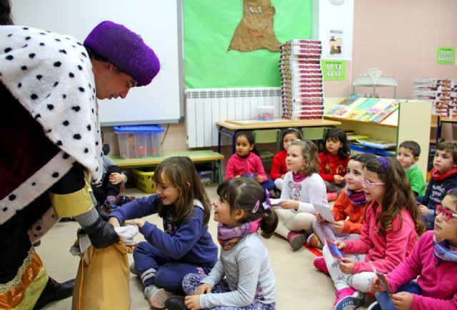 El Cartero Real recorre los colegios de Puerto Lumbreras para recoger las cartas de los niños