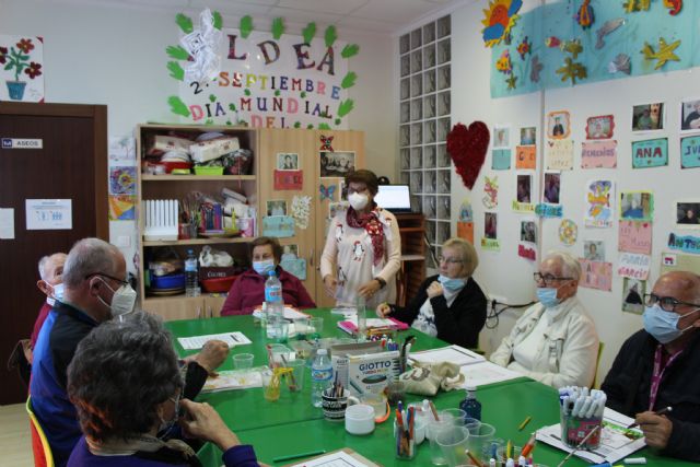 La Biblioteca Municipal acerca los libros a los mayores lumbrerenses con motivo de las fiestas de Navidad