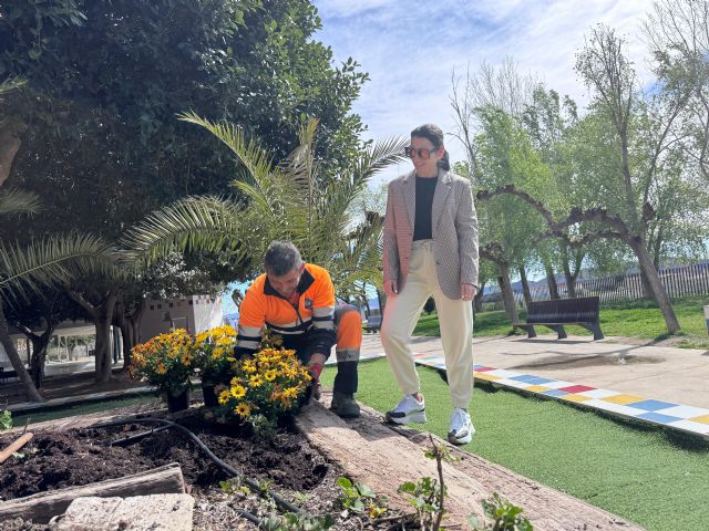 Puerto Lumbreras inicia la preparación de 'El Puerto en Flor' con la decoración de parques, jardines y espacios públicos del municipio