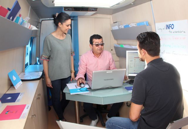 El servicio 'Infomóvil' que asesora a emprendedores llega a Puerto Lumbreras