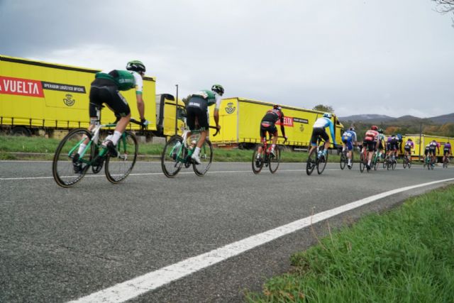 Correos lleva La Vuelta 21 a Puerto Lumbreras para la salida de la novena etapa