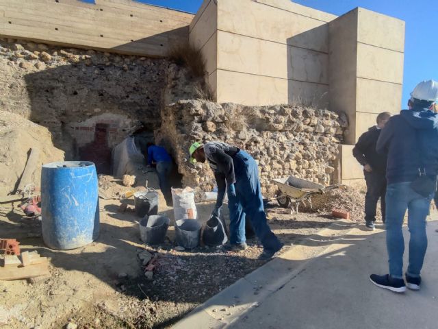 La alcaldesa visita las obras realizadas en la muralla y en el interior del Castillo de Nogalte