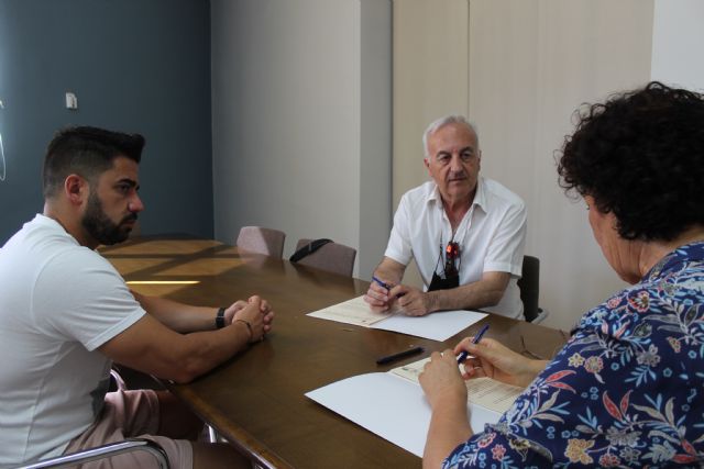 El Ayuntamiento y el grupo de Coros y Danzas 'Virgen del Rosario' renuevan el convenio de colaboración