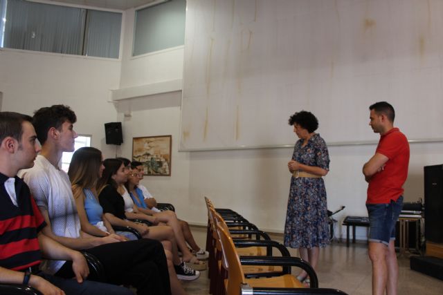 La alcaldesa recibe a los alumnos de Bachillerato y Formación Profesional que han obtenido Matrícula de Honor