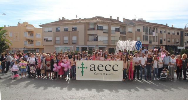 Multitudinaria marcha rosa contra el cáncer de mama