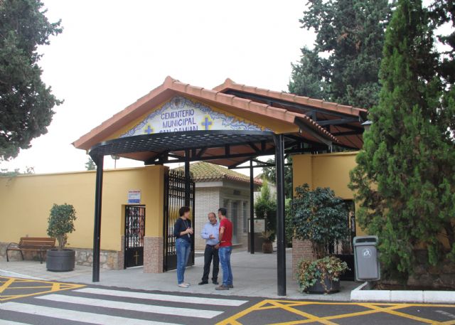 Puesta a punto del cementerio de San Damián para celebrar el Día de Todos los Santos