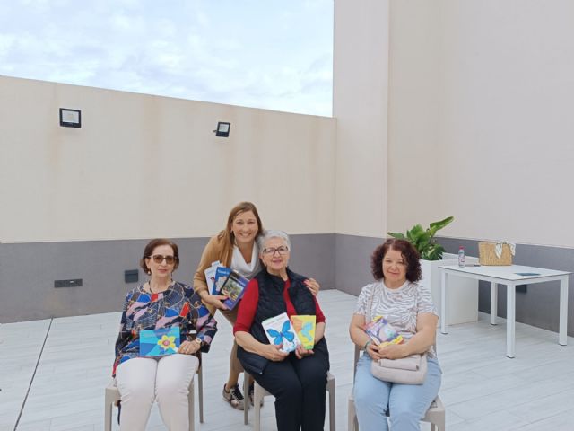 La Biblioteca acerca, otro año más, la lectura a los mayores de Puerto Lumbreras