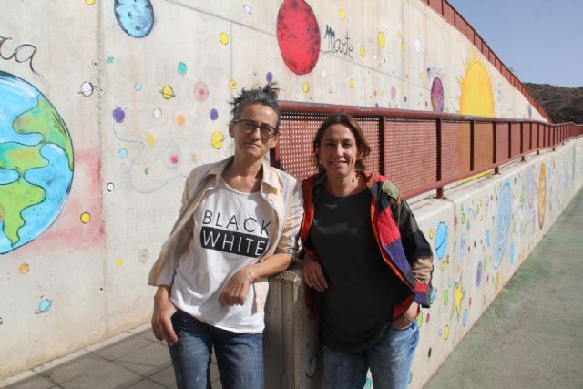 Dos artistas lumbrerenses decoran los espacios de recreo del CEIP Sagrado Corazón