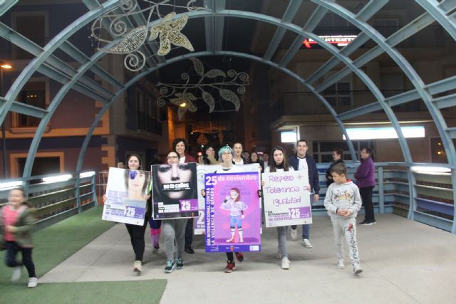 Un centenar de personas participan en una marcha para la Eliminación de la Violencia Contra la Mujer