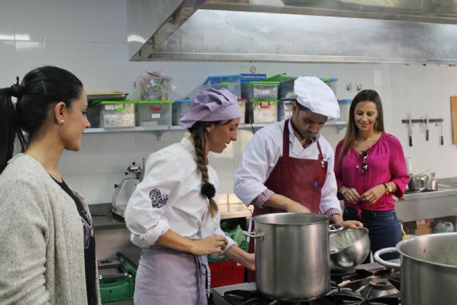 Una quincena de personas desempleadas se forman en operaciones básicas de cocina