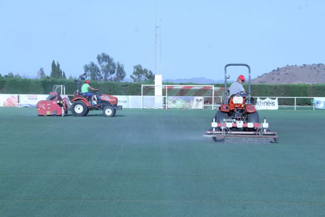 El Ayuntamiento de Puerto Lumbreras reacondiciona el césped del Campo de Fútbol Municipal