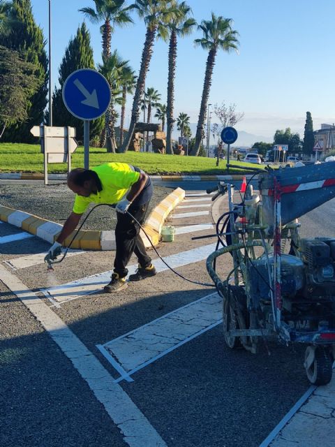 Comienzan los trabajos de repintado de señalización vial en Puerto Lumbreras y pedanías