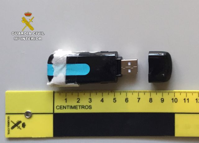 La Guardia Civil detiene a un joven por instalar una micro cámara en los aseos de un gimnasio