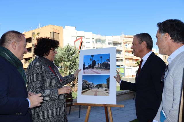 El consejero de Presidencia visita Puerto Lumbreras para conocer de primera mano las renovaciones de la plaza de la Avenida Región Murciana y el Mercado de El Esparragal