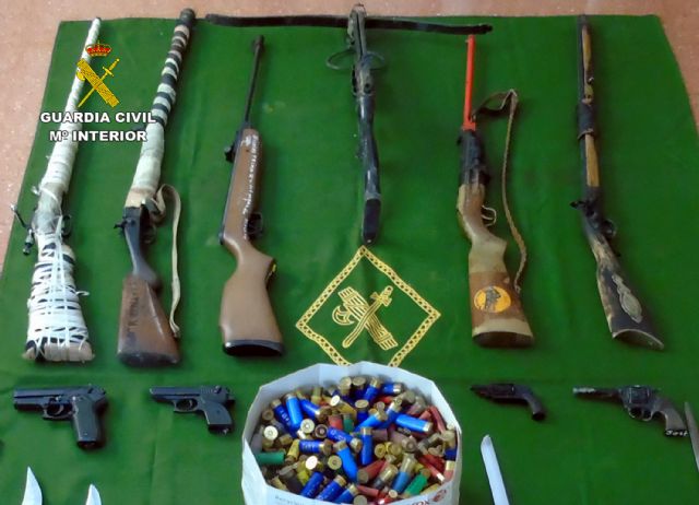 La Guardia Civil descubre un arsenal escondido en una vivienda tras un caso de violencia de género