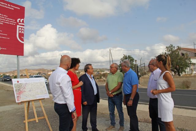 Comienzan las obras de construcción de una rotonda para mejorar la circulación y los accesos al Mercado de Ganado