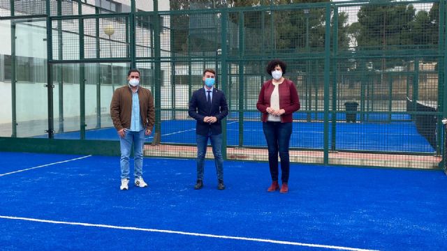 Puerto Lumbreras renueva la superficie de tres pistas de pádel en el polideportivo municipal