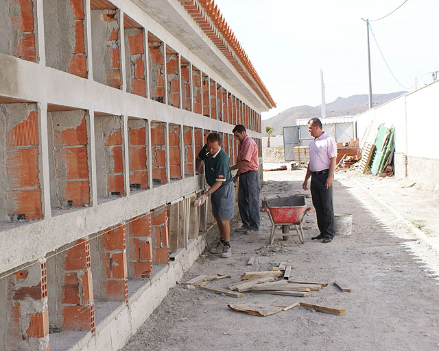 El concejal de Espacios Públicos supervisa las obras en el Cementerio Municipal