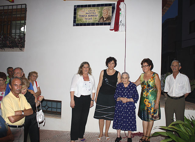 La homenajeada, teresa Navarro Salas, junto a las concejalas de Cultura, Política Social y del Mayor