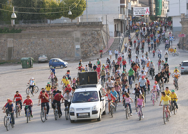 El ciclismo se constituye como una de las actividades deportivas más potenciadas en el municipio. Muestra de ello fue la iniciativa ‘En Forma Pedalenado’, que congregó ayer a más de 500 aficionados, deportistas, y familias al completo en una marcha en bicicleta que recorrió las principales calles de Puerto Lumbreras.