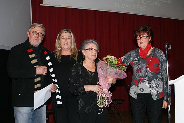 La concejala de Mayores, Matilde Gloria García, junto a la concejala de Educación y Cultura, Isabel García, acudieron al homenaje en el que además estaba presente la viuda y familiares de José Túnez