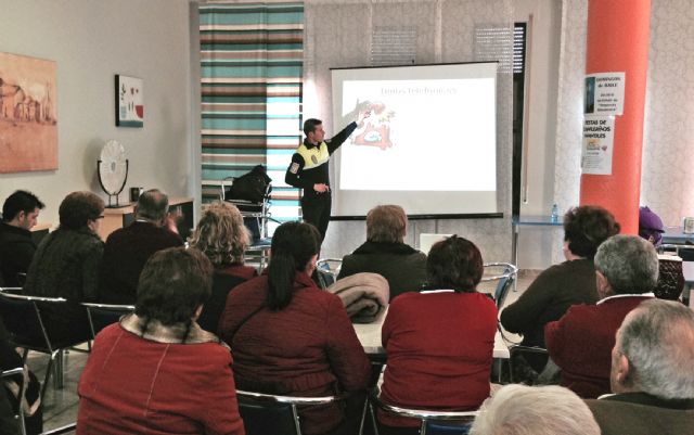 La Policía Local imparte charlas en los centros de la tercera edad para 'evitar timos y estafas' de las personas mayores