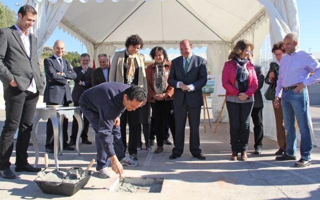 La Alcaldesa y el Consejero de Educación colocan la primera piedra de la nueva Escuela Infantil que se construirá junto al CEIP Asunción Jordán
