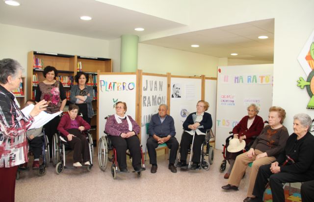 Los mayores del Centro de Día participan en un recital de lectura y poesía coincidiendo con la celebración de la 'Semana del Libro'