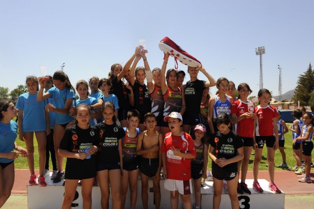 El equipo Skecher go run-ColorQ-Club Atletismo Nogalte campeón regional de Clubes en categoría infantil femenina