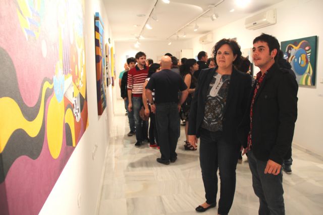 El joven artista lumbrerense Salva Piñero inaugura su exposición de pintura 'Locomotoras' en el Centro Cultural Casa de los Duendes